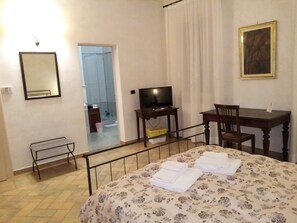 Family Triple Room, Ensuite, Garden View (Il Ciliegio) | Laptop workspace, iron/ironing board, free WiFi, bed sheets - Residence Il Ciliegio (Luzzara)