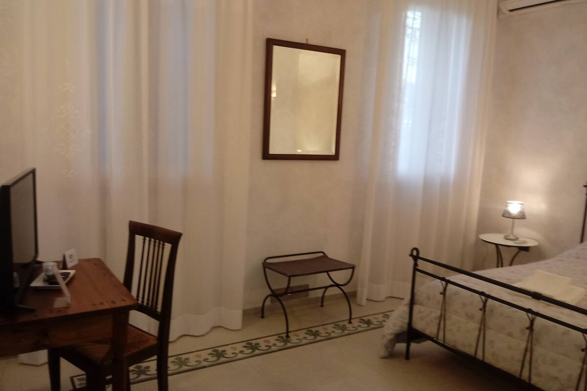 1 habitación y espacio para trabajar con laptop