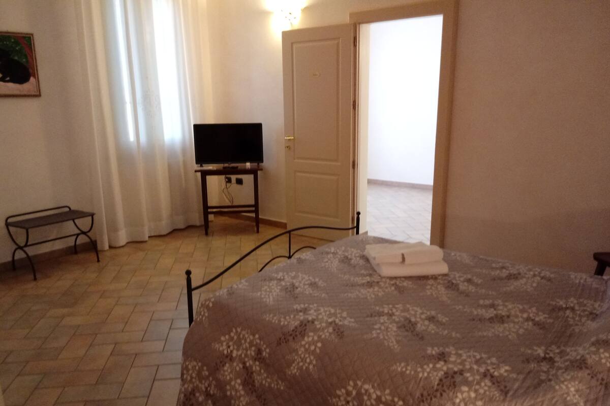 Traditional Double Room, Shared Bathroom (Il Salice) | Laptop workspace, iron/ironing board (on request), WiFi (free)