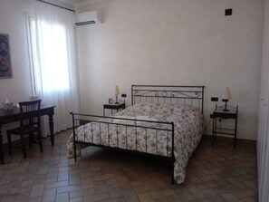 Trippelrum för familj - eget badrum - utsikt mot trädgården (Il Ciliegio) | Arbetsyta för laptop, strykjärn/strykbräda, gratis wi-fi och sängkläder