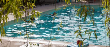 Una piscina al aire libre de temporada