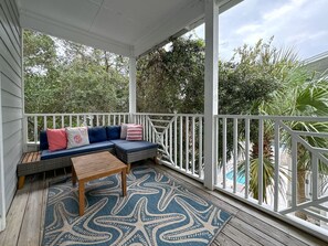 TV connectée, livres, espaces bureaux