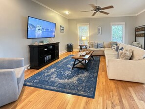 TV connectée, livres, espaces bureaux