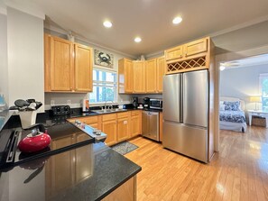 冷蔵庫、電子レンジ、オーブン、コンロ