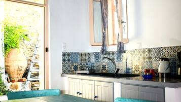 Fridge, oven, stovetop, coffee/tea maker