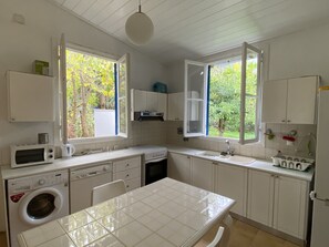 Réfrigérateur, four à micro-ondes, un four, surface de cuisson