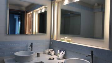 Ducha y bañera combinadas, secador de pelo, zapatillas y toallas