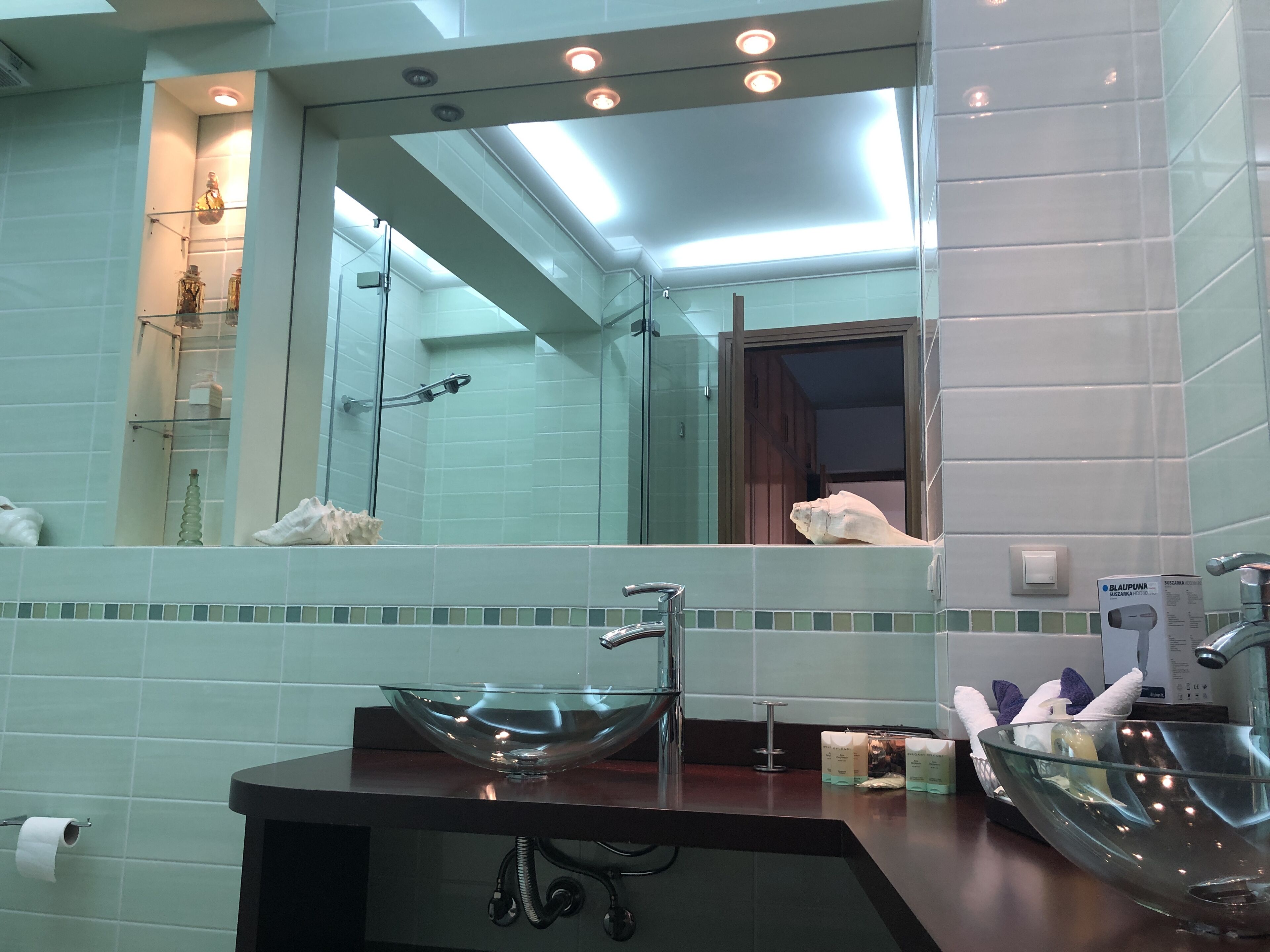 Ducha y bañera combinadas, secador de pelo, zapatillas y toallas