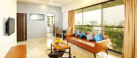 1 habitación, escritorio y espacio para trabajar con laptop