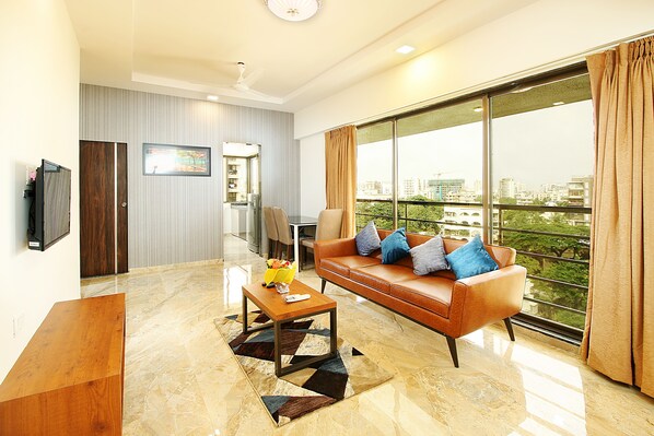 Desk, laptop workspace, soundproofing, rollaway beds - Mumbai House Luxury Apartment (Mumbai)