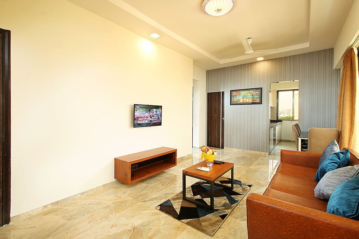 1 bedroom, desk, laptop workspace, soundproofing