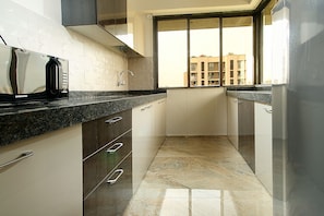 Stovetop, cookware/dishes/utensils - Mumbai House Luxury Apartment (Mumbai)