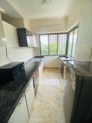 Premium Spacious Room (Shared Kitchenette and Living Room) | Balcony view - Mumbai House Luxury Apartment (Mumbai)