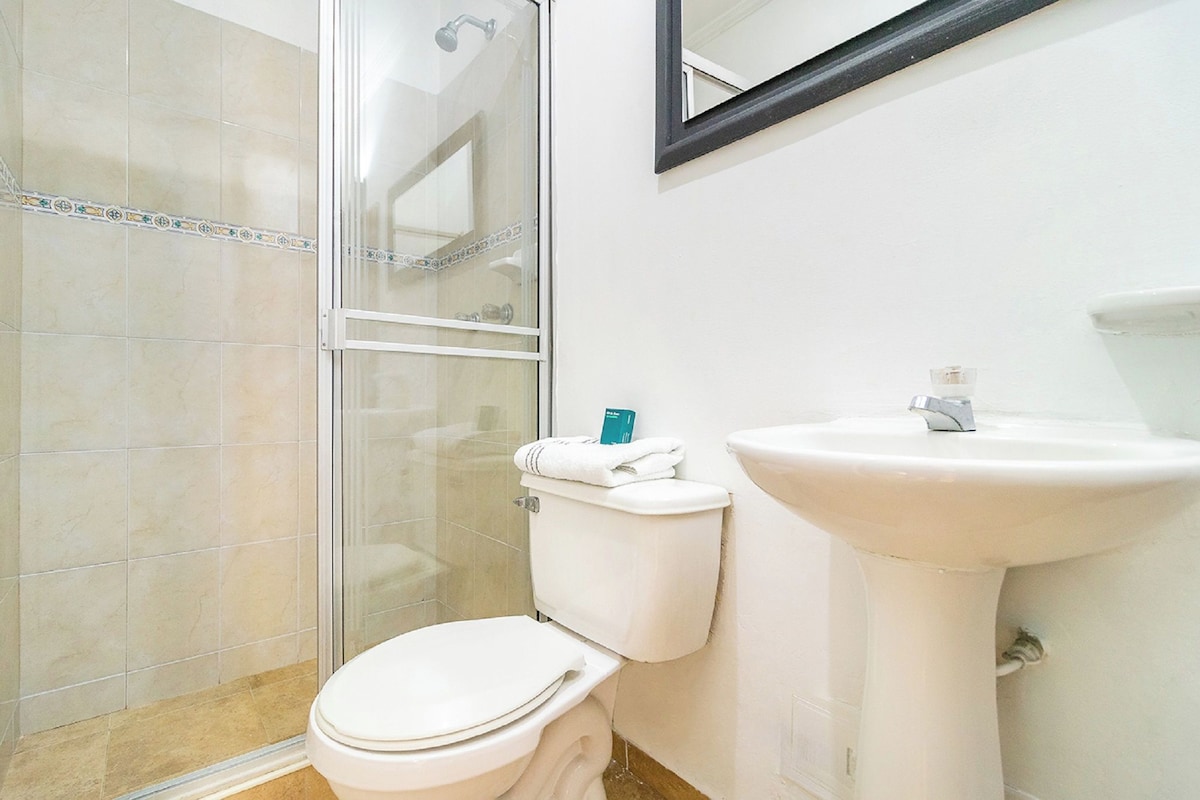 Ein Badezimmer mit Toilette, Waschbecken und Duschkabine.