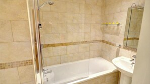 Combined shower/bathtub, hair dryer, towels
