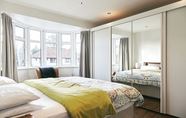 Deluxe House, Multiple Beds, Non Smoking, Refrigerator & Microwave | 3 bedrooms, iron/ironing board, free WiFi, bed sheets - 16 Austin Avenue (Bromley)