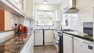 Deluxe House, Multiple Beds, Non Smoking, Refrigerator & Microwave | Private kitchen | Full-sized fridge, microwave, oven, stovetop