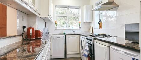 Deluxe House, Multiple Beds, Non Smoking, Refrigerator & Microwave | Private kitchen | Full-size fridge, microwave, oven, stovetop