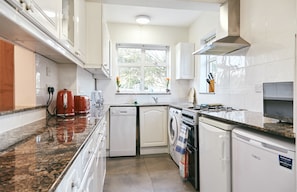 Deluxe House, Multiple Beds, Non Smoking, Refrigerator & Microwave | Private kitchen | Full-sized fridge, microwave, oven, stovetop - 16 Austin Avenue (Bromley)