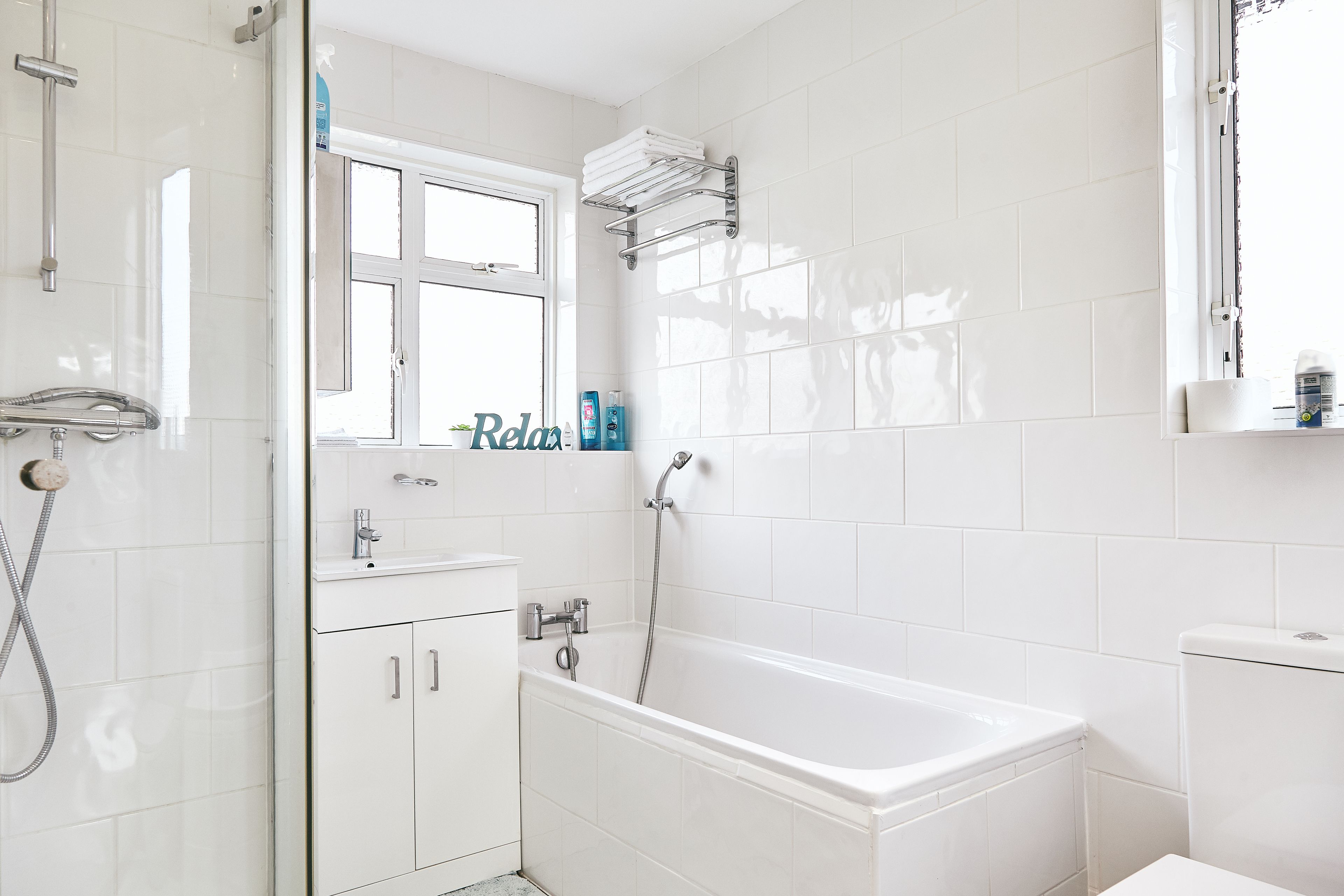 Deluxe House, Multiple Beds, Non Smoking, Refrigerator & Microwave | Bathroom | Combined shower/bathtub, towels, shampoo