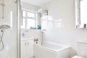 Deluxe huis, meerdere bedden, niet-roken, koelkast en magnetron | Badkamer | Een bad/douchecombinatie, handdoeken, shampoo