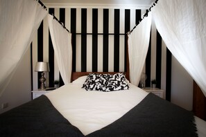 Suite Deluxe, hidromasaje, vista a la montaña | Ropa de cama de alta calidad y decoración personalizada 