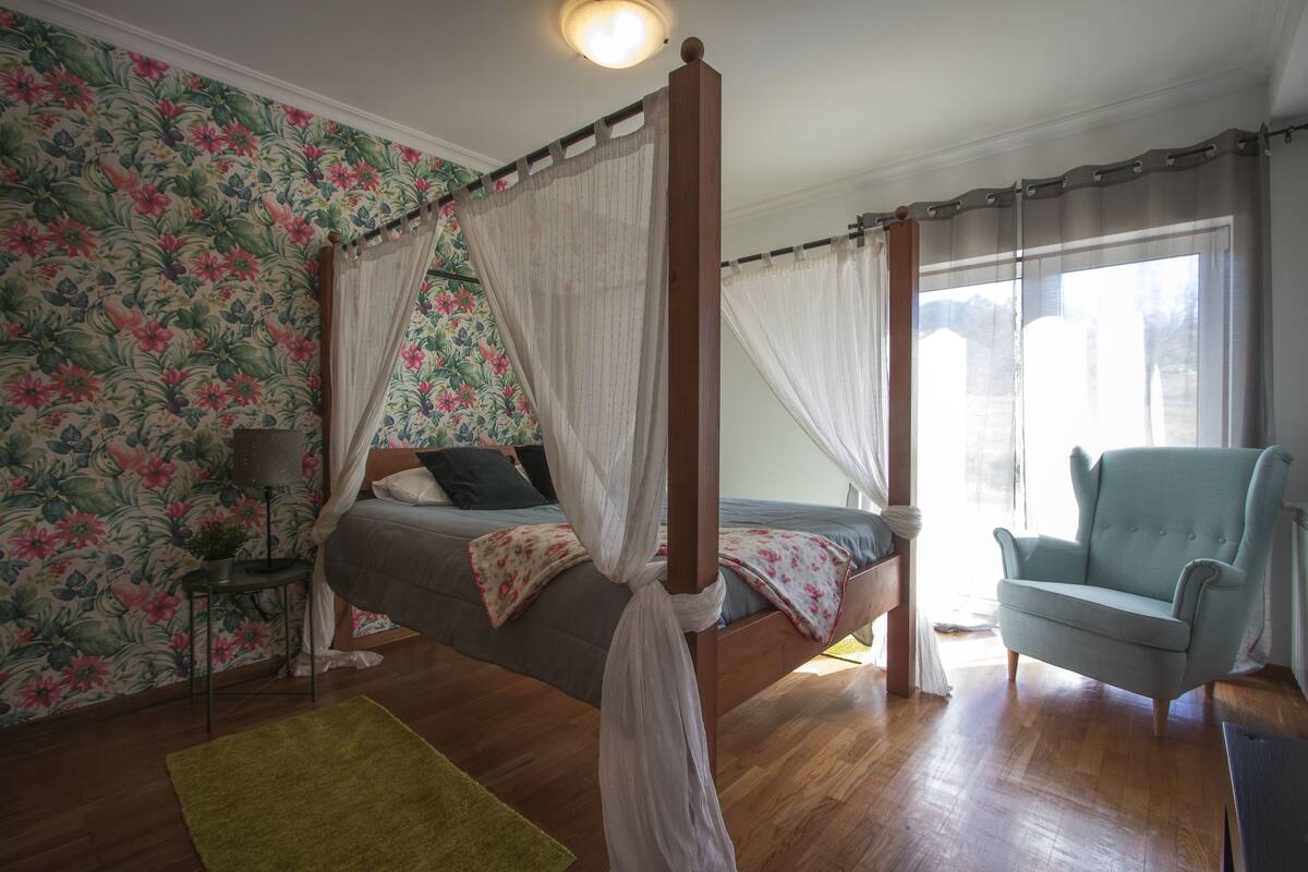 Suite de diseñador, vista a la montaña | Ropa de cama de alta calidad y decoración personalizada