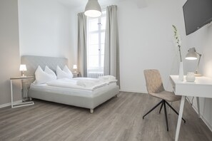 Double Room, Shared Bathroom, Harbour View (Nr. 5)