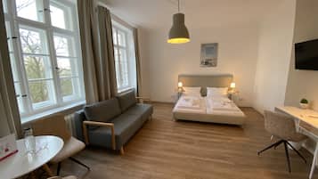 Chambre Double, salle de bains commune (Nr. 1) | Ameublement personnalisé, bureau