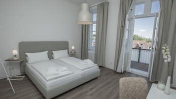 Dobbeltrom, delt bad, havneutsikt (Nr. 7) | Individuelt innredet, skrivebord og skrivebord for bærbar PC