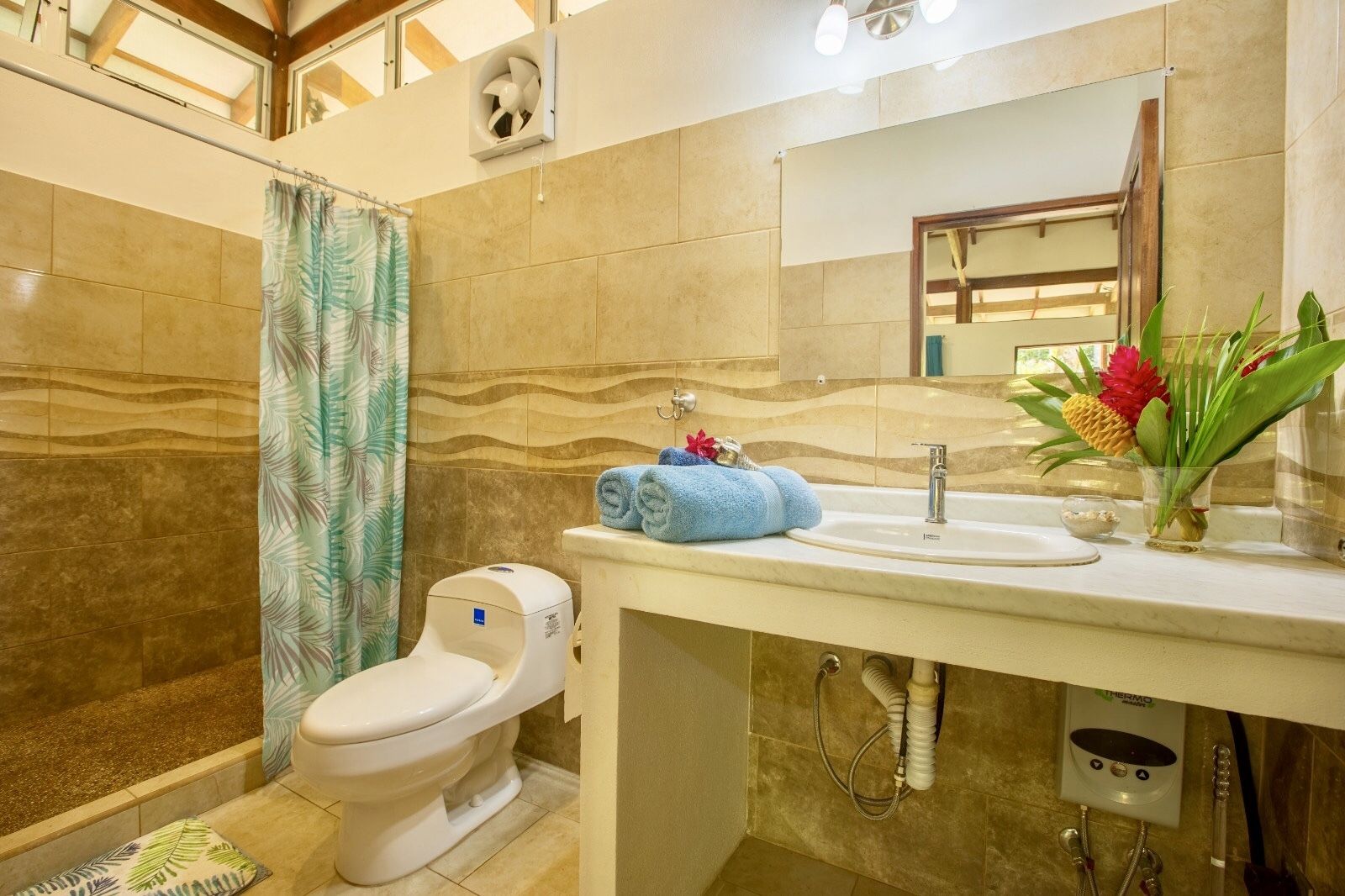 Maison | Salle de bain | Douche, sèche-cheveux, serviettes fournies