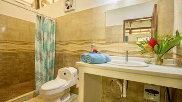 Maison | Salle de bain | Douche, sĂšche-cheveux, serviettes fournies