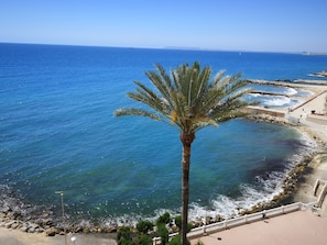 Plage, chaises longues, serviettes de plage