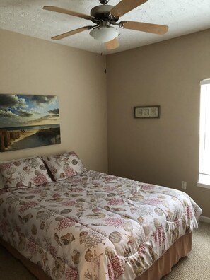 3 bedrooms, desk, iron/ironing board, free WiFi - Lakefront Home, beautiful setting, only 30 minutes drive from the Beaches of 30A (Chipley)