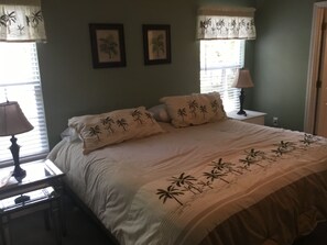 3 bedrooms, desk, iron/ironing board, free WiFi - Lakefront Home, beautiful setting, only 30 minutes drive from the Beaches of 30A (Chipley)