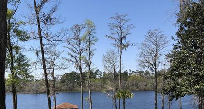 Lakefront Home, beautiful setting, only 30 minutes drive from the Beaches of 30A