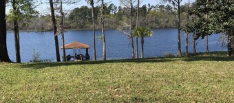 Lakefront Home, beautiful setting, only 30 minutes drive from the Beaches of 30A