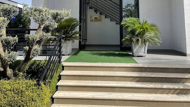 Entrada de un hotel con un cartel que dice "HOTEL" y "NEW YORK LOUNGE BAR & HOTEL".