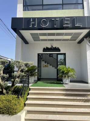 Front of property - Hotel New York Kamez (Kamëz)