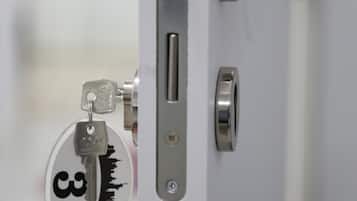 Uma porta com fechadura, um buraco de chave e uma chave.