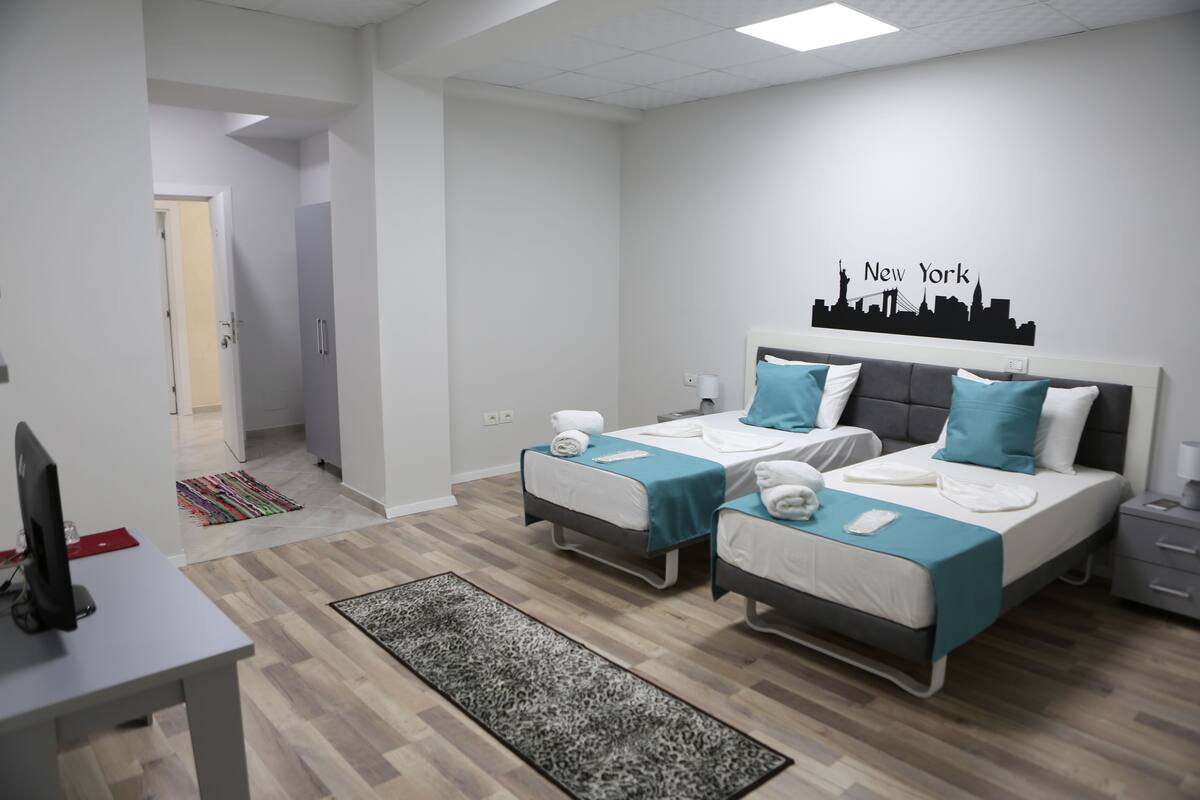 Eenvoudige kamer, 1 slaapkamer, uitzicht op bergen | Een kluis op de kamer, geluiddichte muren, een strijkplank/strijkijzer