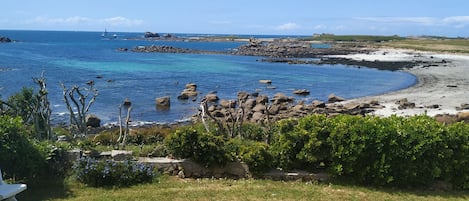 På stranden