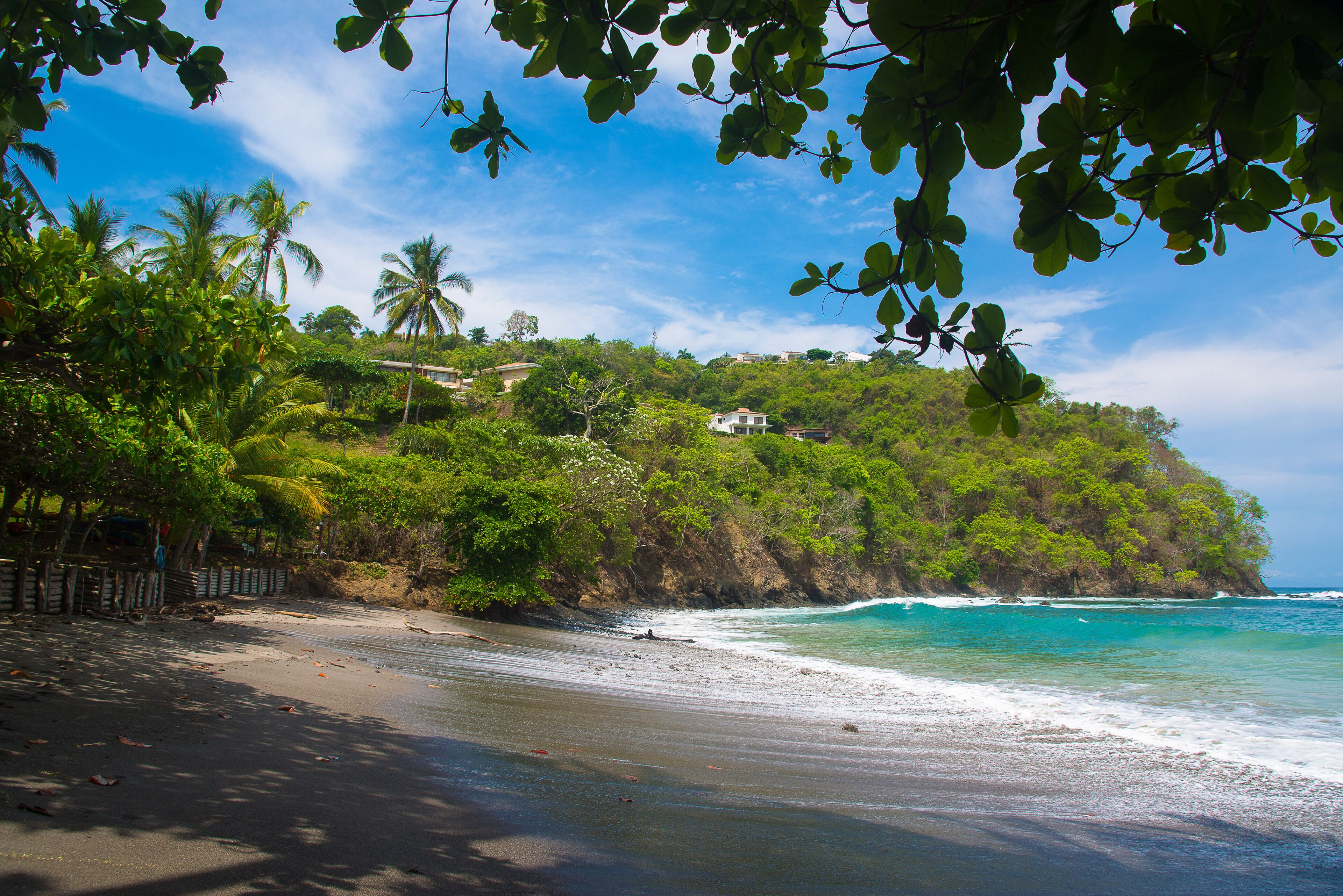 Playa en los alrededores, camastros y toallas de playa 