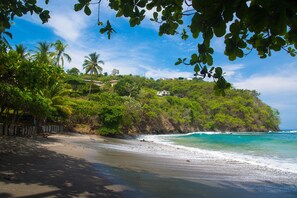 Plage à proximité, chaises longues, serviettes de plage