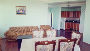 Apartment, 2 Bedrooms | Ruang tamu | TV skrin rata 