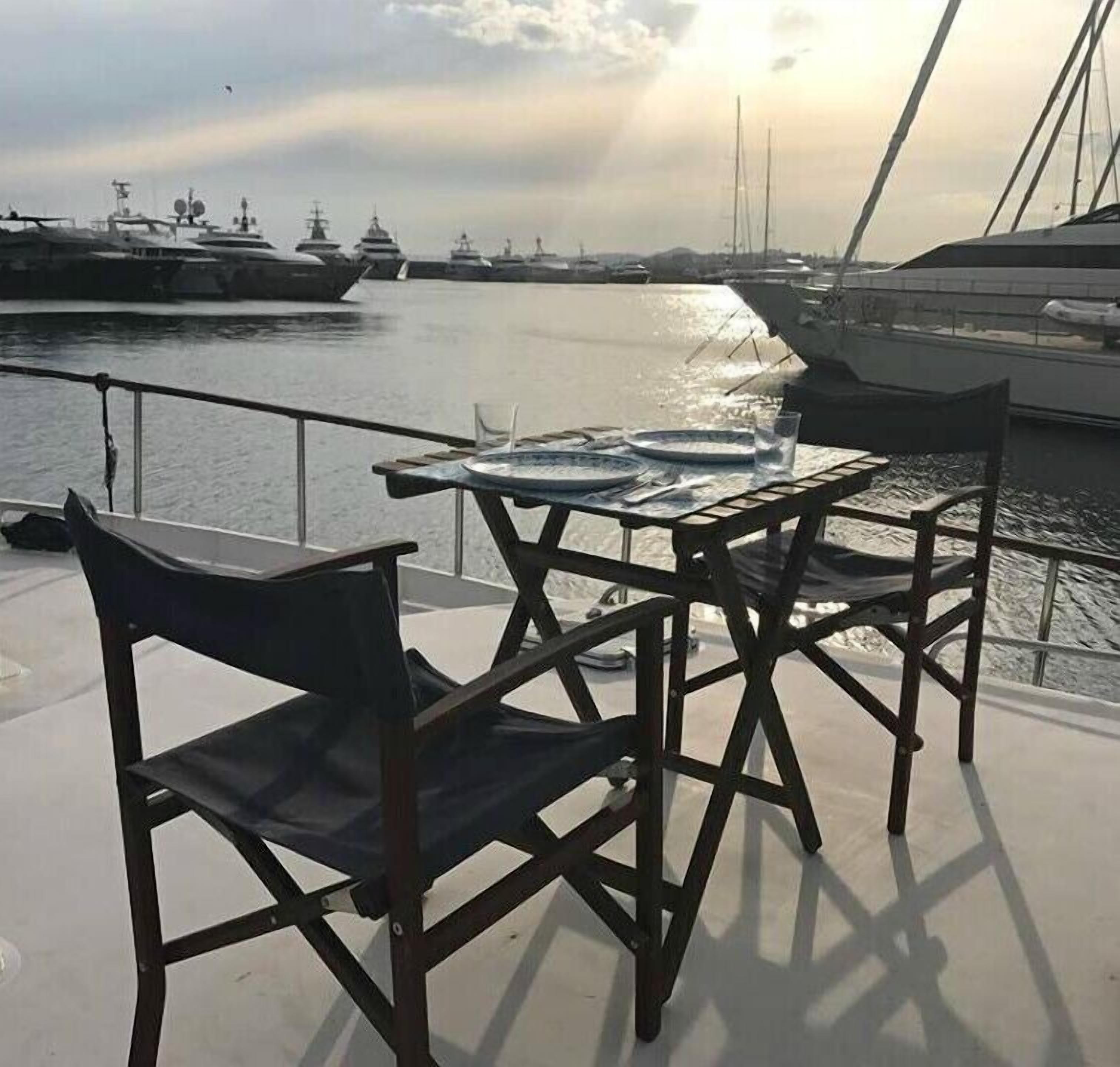 Daily full breakfast (EUR 15.00 per person)