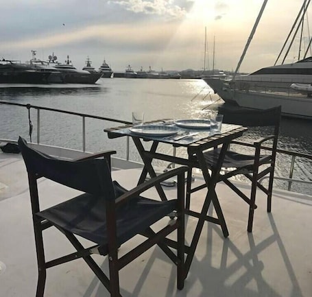 Daily full breakfast (EUR 15.00 per person)