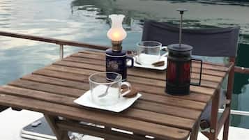 Colazione completa, servita tutte le mattine (15.00 EUR a persona)