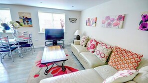 TV - Two-Bed Cottage, Dog-Friendly & Off-Street Parking (North Yorkshire)