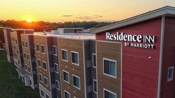 Monikerroksinen rakennus, jonka kyltissä lukee: ”Residence Inn by Marriott”.